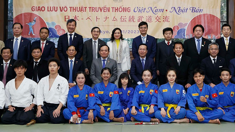 President Vo Van Thuong, officials, and martial artists of Vietnam and Japan at the exchange in Tokyo on November 29 (Photo: VNA)
