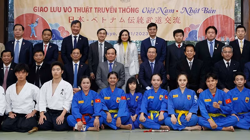 President Vo Van Thuong, officials, and martial artists of Vietnam and Japan at the exchange in Tokyo on November 29 (Photo: VNA)