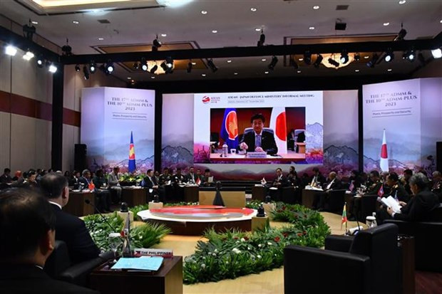 Defence ministers of ASEAN countries and Japan attend an informal meeting on November 15. (Photo: VNA)