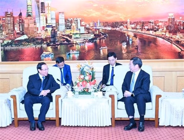 Secretary of Ho Chi Minh City Party Committee Nguyen Van Nen and Zhu Zhisong, Party Secretary of Pudong New Area (Shanghai) at a working session on November 13. (Photo: VNA)