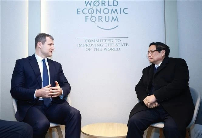 Prime Minister Pham Minh Chinh meets with his Lithuanian counterpart Gintautas Paluckas in Davos on January 21. (Photo: VNA) 