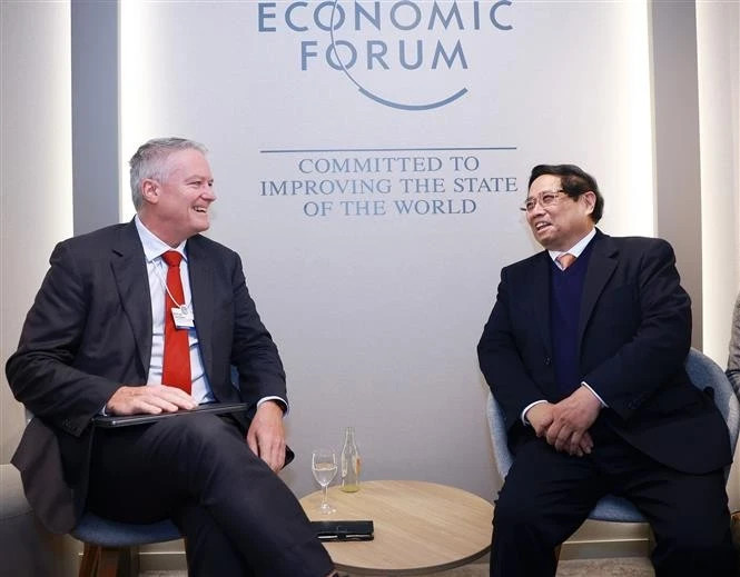 Prime Minister Pham Minh Chinh meets with Secretary-General of the Organisation for Economic Cooperation and Development (OECD) Mathias Cormann in Davos, Switzerland on January 22 (local time). (Photo: VNA) 
