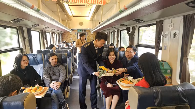 The survey delegates enjoy the products of Thai Nguyen on the train. 