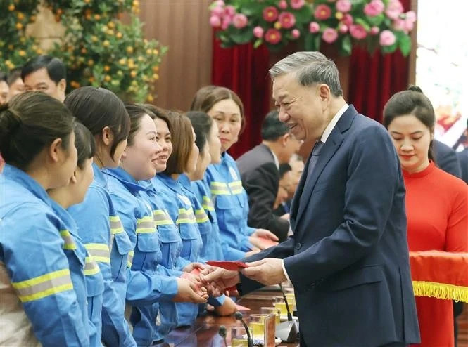 Party General Secretary To Lam presents luckey money to workers of Hanoi. (Photo: VNA)