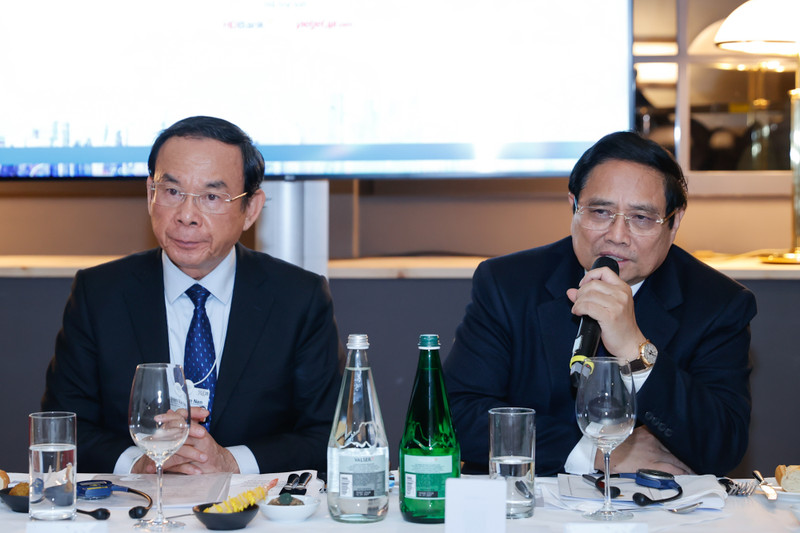 PM Pham Minh Chinh (right) speaks at the event. (Photo: VGP)