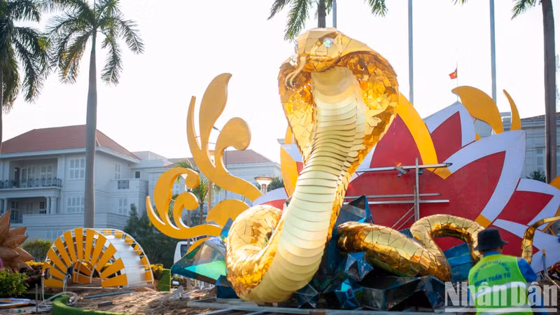 At the T-bridge area in front of Da Nang Museum, the flower street has also been elaborately arranged with a snake statue.