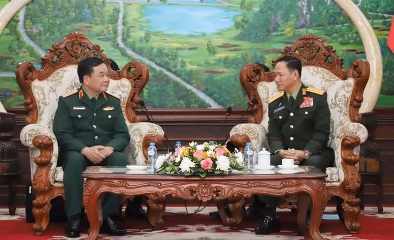 Laos’s Defence Minister Sen. Lieut. Gen. Khamlieng Outhakaysone (R) receives Deputy Minister of National Defence Sen. Lieut. Gen. Hoang Xuan Chien. (Photo: VNA)