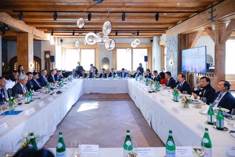 At the discussion on high-tech investment in Vietnam held on January 21 on the sidelines of the 55th Annual Meeting of the WEF in Davos, Switzerland. (Photo: VNA) 