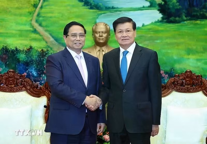 Prime Minister Pham Minh Chinh meets with Lao Party General Secretary and State President Thongloun Sisoulith in Vientiane on January 10. (Photo: VNA)