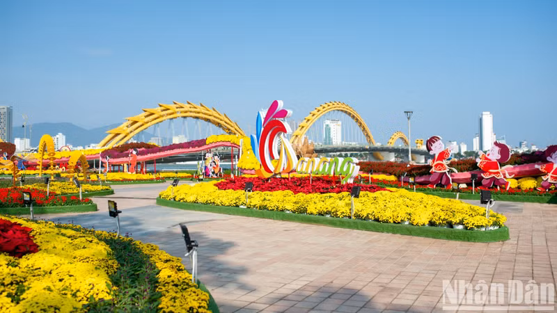 The square at the tail of the Dragon Bridge is beautifully decorated.