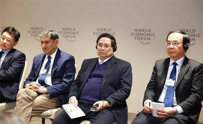 PM Pham Minh Chinh (second from right) at the seminar. (Photo: VNA)