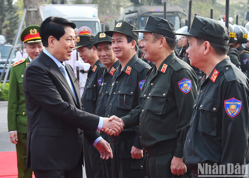 President Luong Cuong extends Tet greetings to the Mobile Police Command. (Photo: Thuy Nguyen)