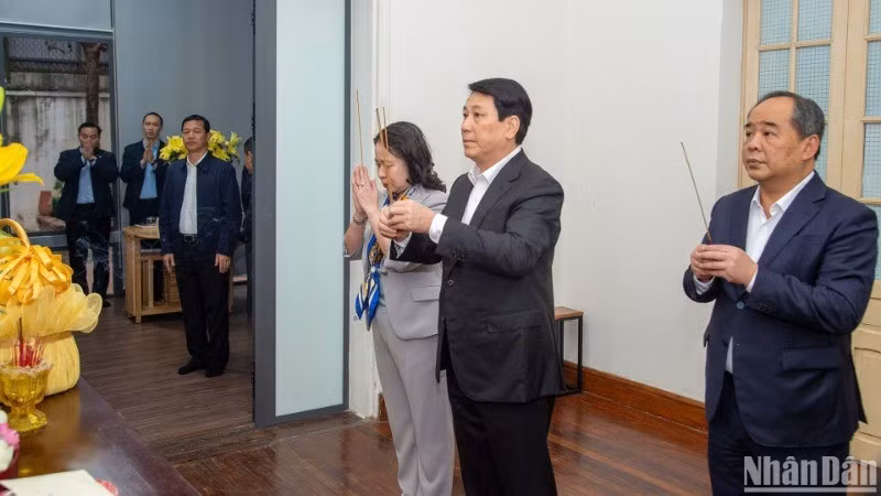 State President Luong Cuong and Vice State President Vo Thi Anh Xuan offer incense in commemoration of late Party General Secretary Nguyen Phu Trong. 