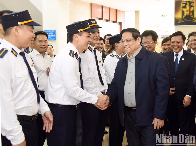 Prime Minister Pham Minh Chinh inspects operations and passenger service quality at Hanoi Railway Station. (Photo: Tran Hai)