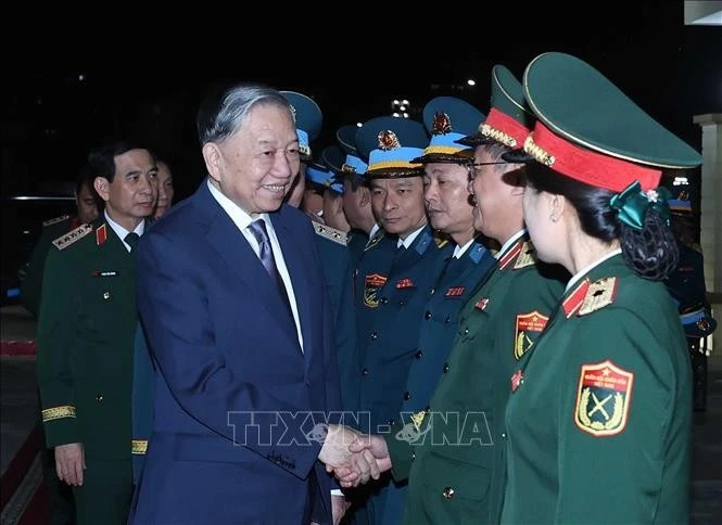 Party General Secretary To Lam visits officers and soldiers of the Ministry of National Defence and the Air Defense - Air Force Service. (Photo: VNA)