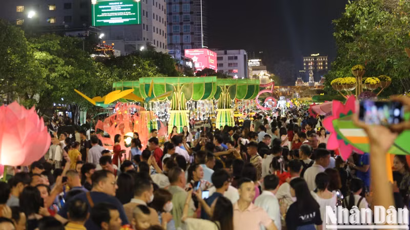 The Nguyen Hue Flower Street is sparkling with colours to welcome the Lunar New Year. The Nguyen Hue Flower Street is sparkling with colours to welcome the Lunar New Year.