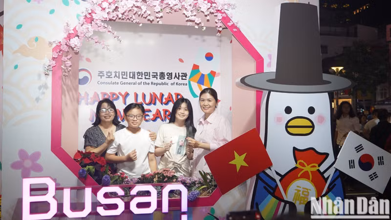 People eagerly visit the flower street after the opening ceremony. People eagerly visit the flower street after the opening ceremony.