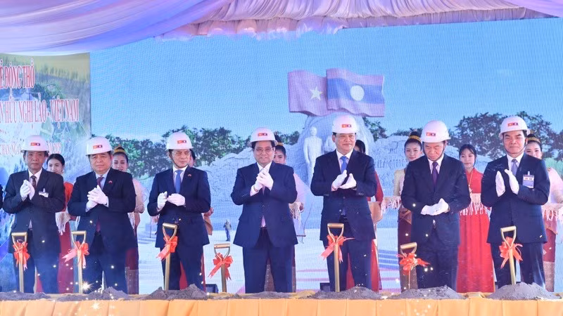 Prime Minister Pham Minh Chinh and his Lao counterpart Sonexay Siphandone break the ground for the Laos - Vietnam Friendship Park in Vientiane on January 10. (Photo: Thanh Giang) 