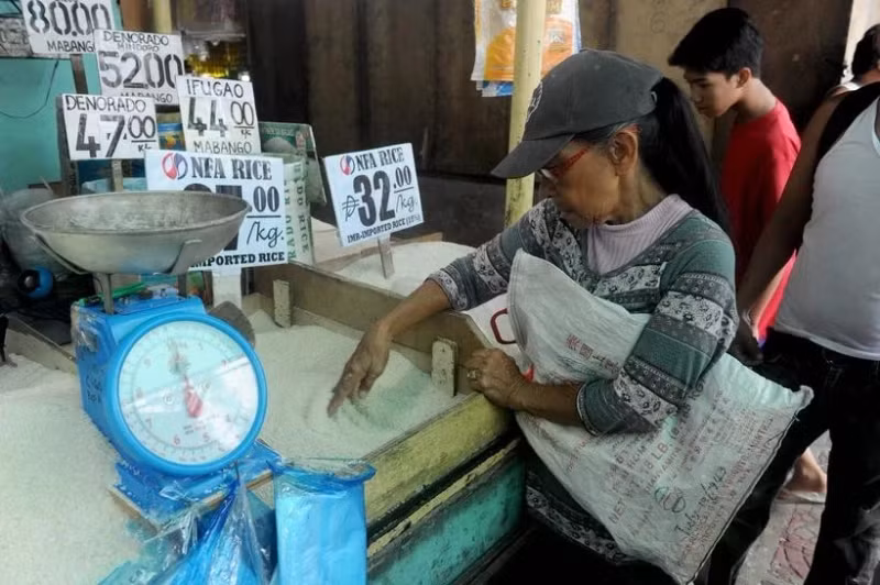 A consumer buys rice at a market in Manila, the Philippines. (Photo: Xinhua/VNA)