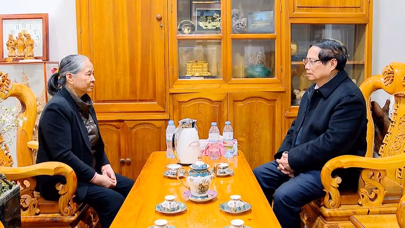 PM Pham Minh Chinh and the wife of the late General Secretary Nguyen Phu Trong. (Photo: Trung Thanh)