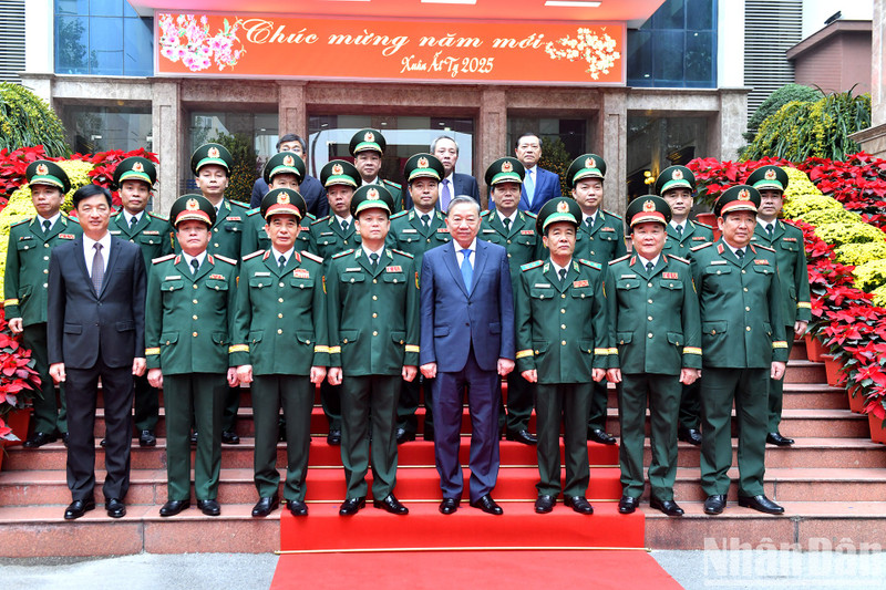 General Secretary To Lam in a group photo with leaders of the Ministry of Defence and the Border Guard Command. (Photo: Dang Khoa)