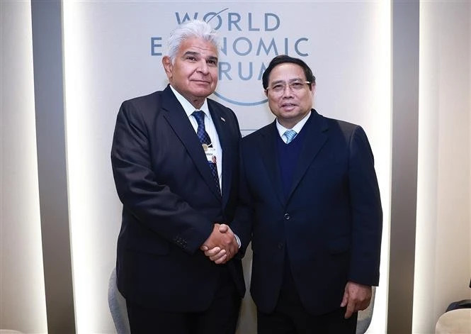 Vietnamese Prime Minister Pham Minh Chinh and Panamanian President José Raúl Mulino Quintero in Davos on January 21. (Photo: VNA) 