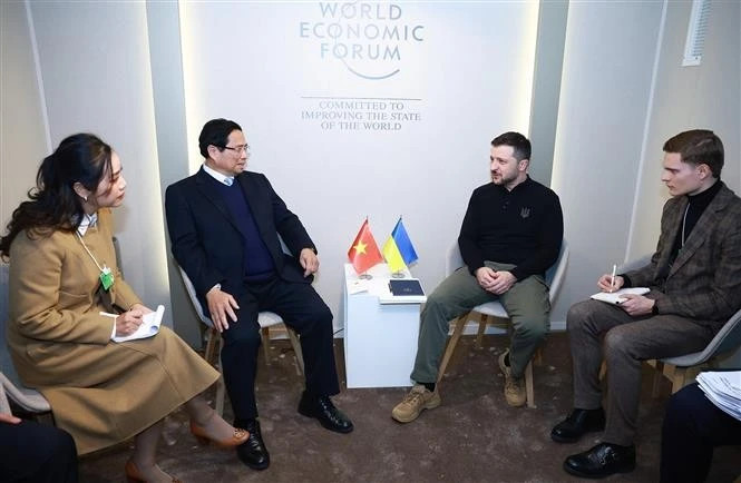 Vietnamese Prime Minister Pham Minh Chinh meets with Ukrainian President Volodymyr Zelensky in Davos on January 21. (Photo: VNA) 
