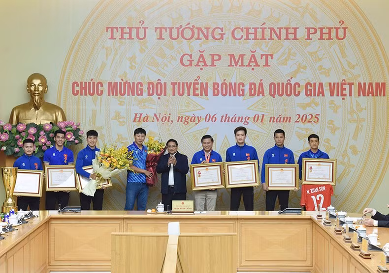Prime Minister Pham Minh Chinh presents the first-class Labour Order to the national football team. (Photo: Tran Hai)