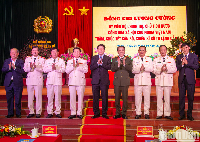 President Luong Cuong and leaders of the Security Guard Command. (Photo: Thuy Nguyen)