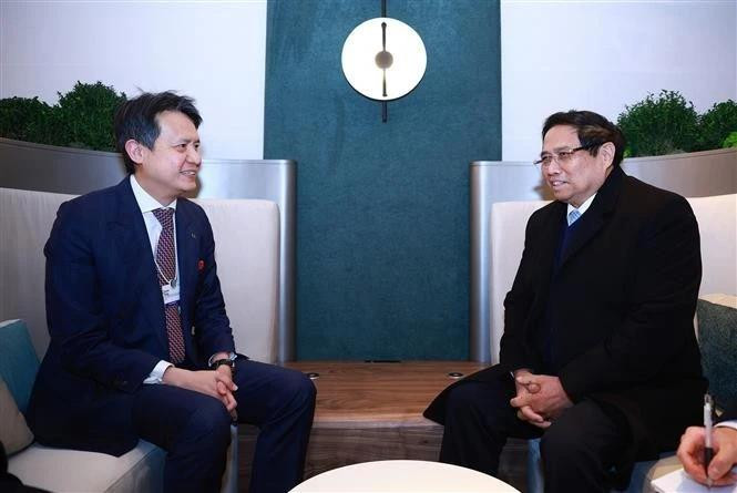 Prime Minister Pham Minh Chinh (right) and the Director General of the World Intellectual Property Organisation (WIPO) Daren Tang. (Photo: VNA)