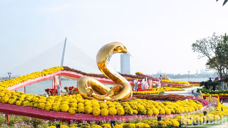 The snake statue in Da Nang was crafted by artisan Dinh Van Tam from Quang Tri.