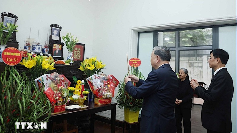 General Secretary To Lam offers incense to the late General Secretary Nguyen Phu Trong.