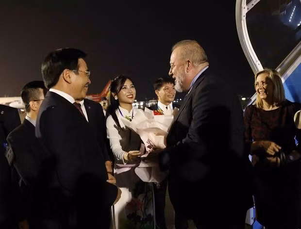 Cuban Prime Minister Manuel Marrero Cruz (right) is welcomed at Noi Bai International Airport in Hanoi (Photo: VNA)