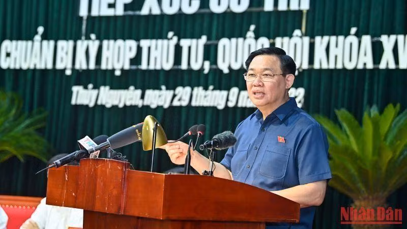 National Assembly Chairman Vuong Dinh Hue speaks during a meeting with Hai Phong voters. (Photo: Duy Linh)