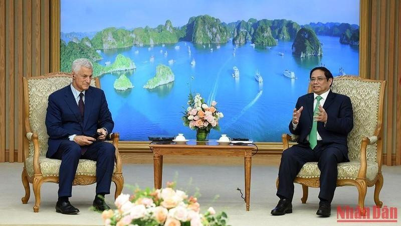 Prime Minister Pham Minh Chinh receives Standard Chartered CEO Bill Winters. (Photo: Tran Hai)