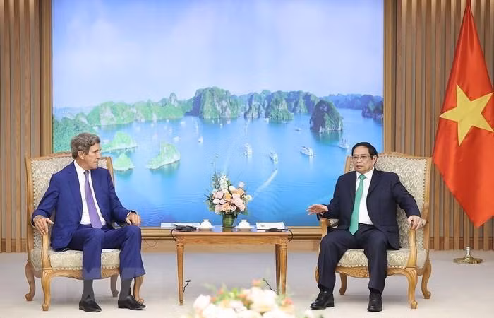 Prime Minister Pham Minh Chinh and US Special Presidential Envoy for Climate John Kerry. (Photo: VNA)