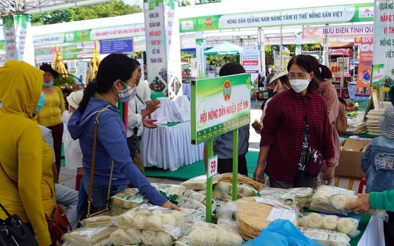 Visitors at the Quang Nam agricultural product trade fair. (Photo: VNA)