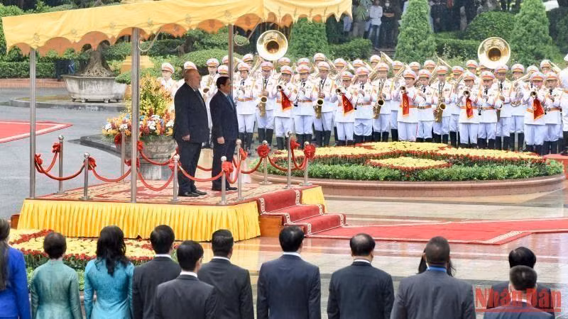 Prime Minister Pham Minh Chinh and his Cuban counterpart Manuel Marrero Cruz salute the flags of the two countries. (Photo: Tran Hai)