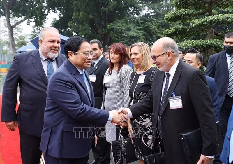 Cuban Prime Minister Manuel Marrero Cruz introduces the members of the Cuban delegation to Prime Minister Pham Minh Chinh. (Photo: VNA)