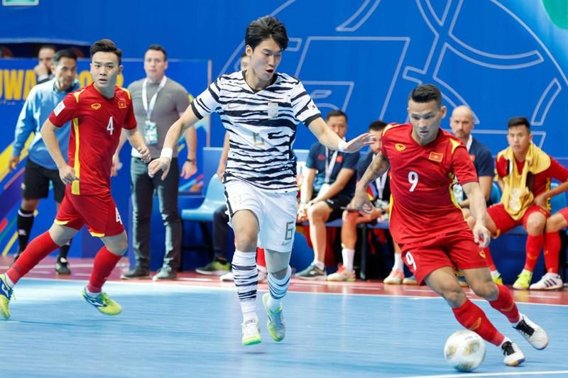 Tran Thai Huy scores two goals for Vietnam's futsal team. (Photo: VFF)