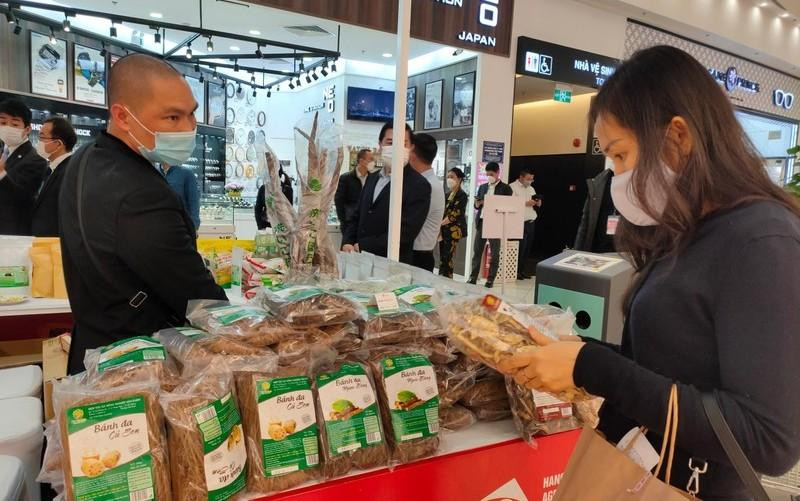Consumers shop for food at a supermarket. (Photo: Bao Minh)