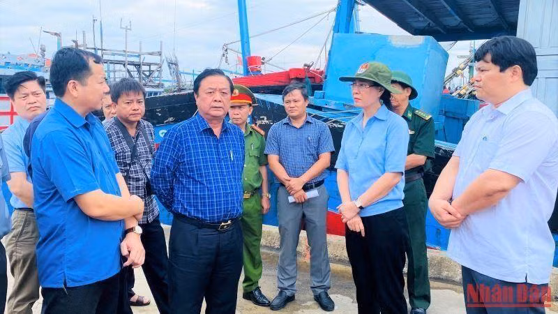 Agriculture minister Le Minh Hoan inspects storm preparations in Quang Ngai Province.