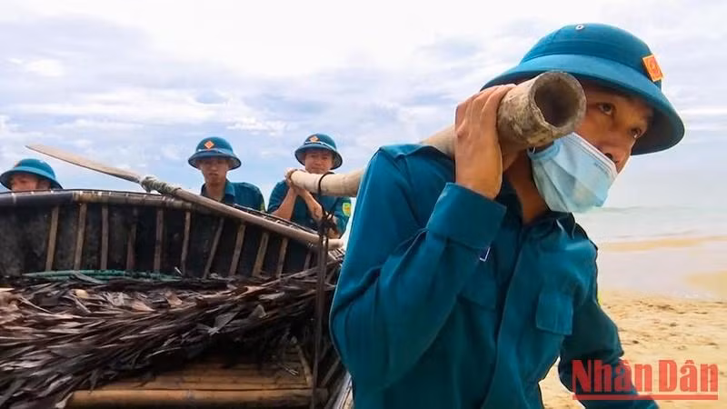 Soldiers are helping Da Nang residents in low-lying areas to reinforce their houses.