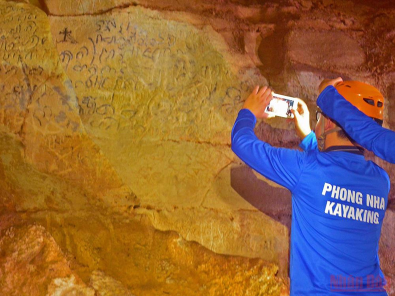 Phong Nha Cave kayak tours at night offer new experience ảnh 6