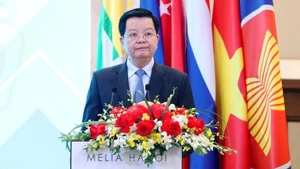 Vietnamese Deputy Prime Minister Mai Van Chinh speaks at the meeting. (Photo: NDO) 