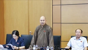 Venerable Thich Duc Thien, a deputy of Dien Bien province, contributes his opinions. (Photo: VNA)