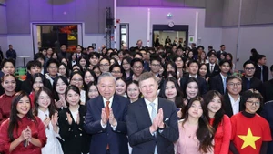 General Secretary of the Communist Party of Viet Nam (CPV) Central Committee To Lam, Aalto University President Ilkka Niemela, and Vietnamese students studying in Helsinki (Photo: VNA) 