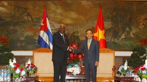 Secretary of the municipal Party Committee Tran Luu Quang and President of the National Assembly of People's Power and President of the Council of State of Cuba Esteban Lazo Hernandez (Photo: VNA)