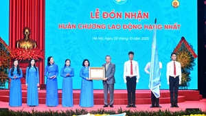 Party General Secretary To Lam presents President Ho Chi Minh statue to the VWU (Photo: NDO)