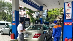 Fuel prices surge from 3pm on June 19 (Photo: VNA)